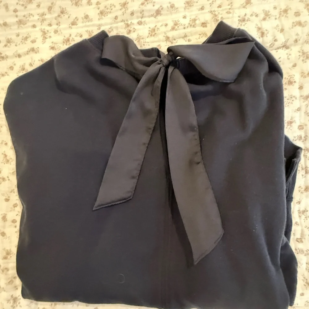 aerie Black Crewneck Sweatshirt - Picture 2 of 4